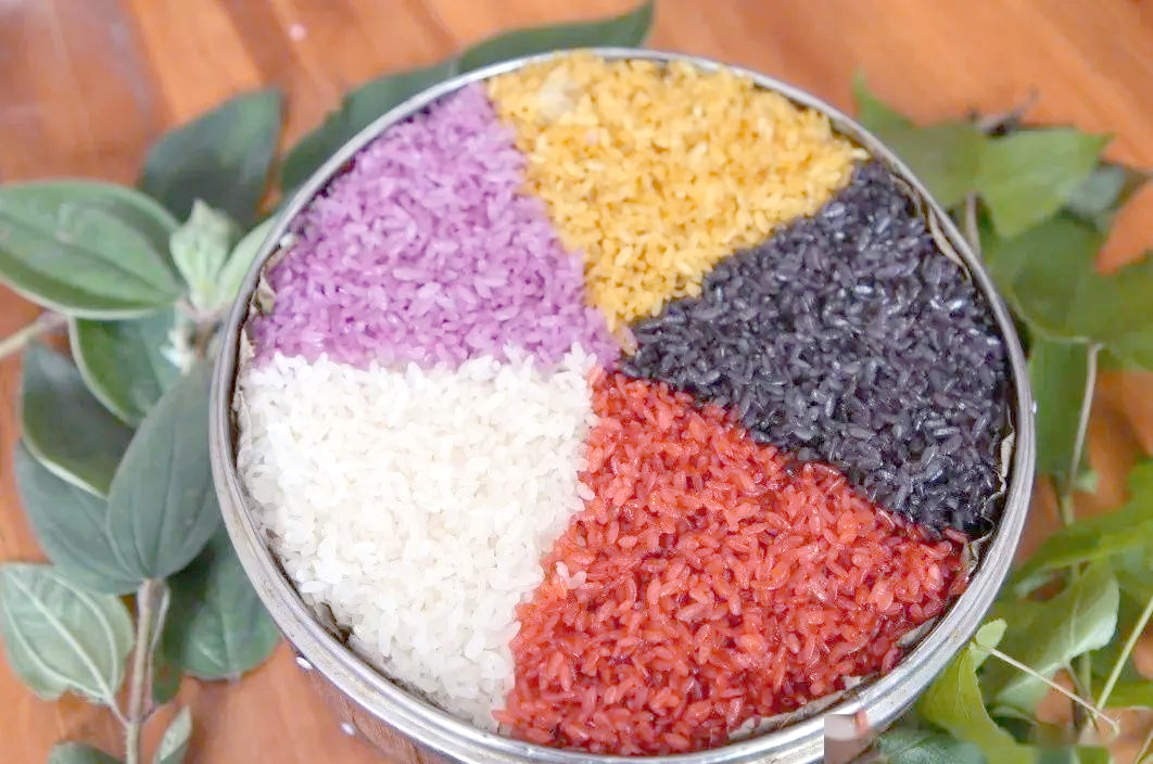 花米饭:壮族独有的一种特制糯米饭,色彩鲜艳,吸引众多游客