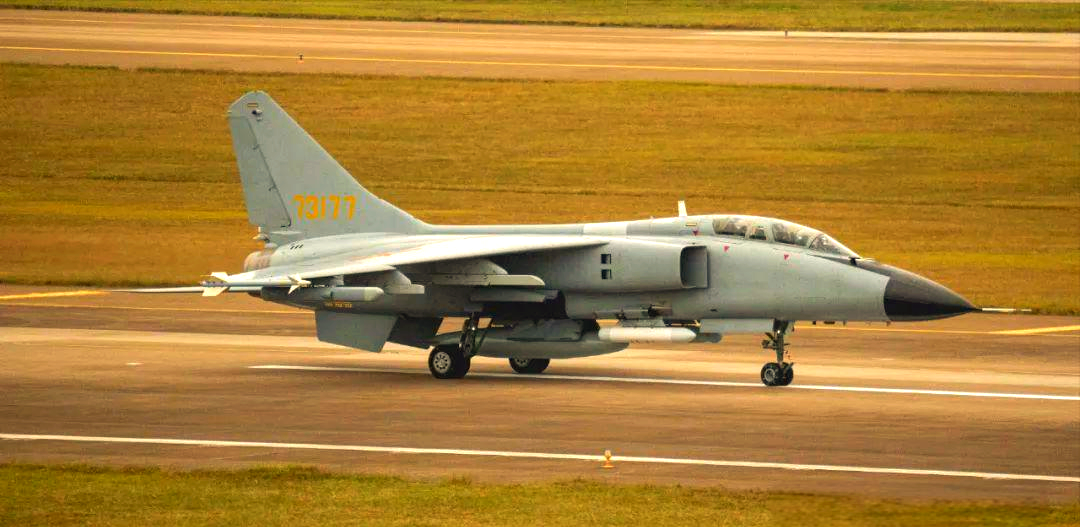 歼轰7飞豹战斗轰炸机:从设计争议到现役改进全解析