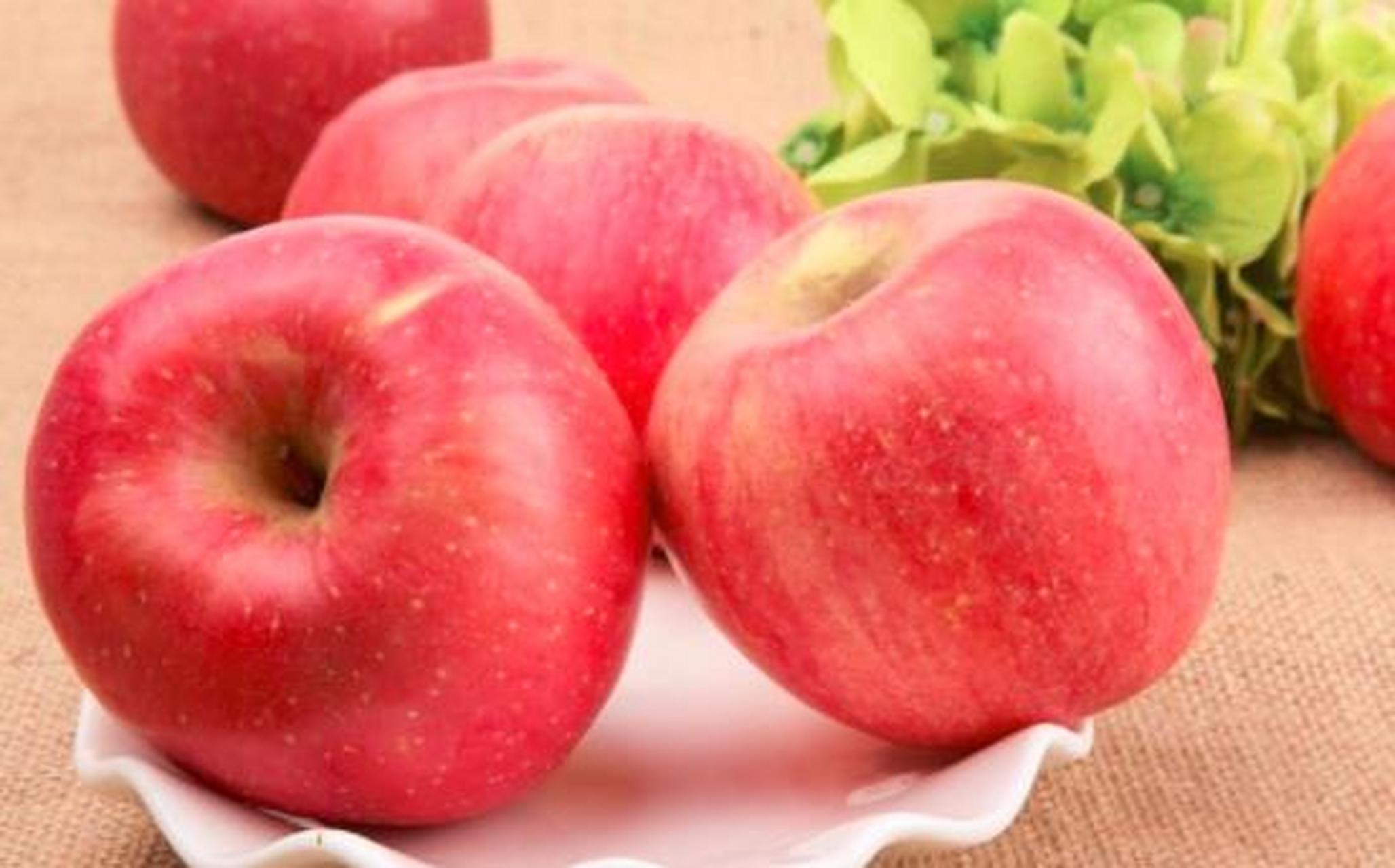 痛风人群别错过,这三种水果是"降酸王" 1,苹果 苹果属于碱性食物,被