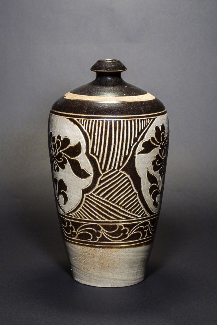 金代 磁州窑黑釉剔花开光牡丹纹梅瓶