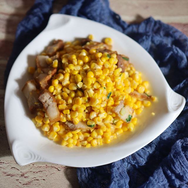 五花肉炒玉米,荤素搭配,营养还健康