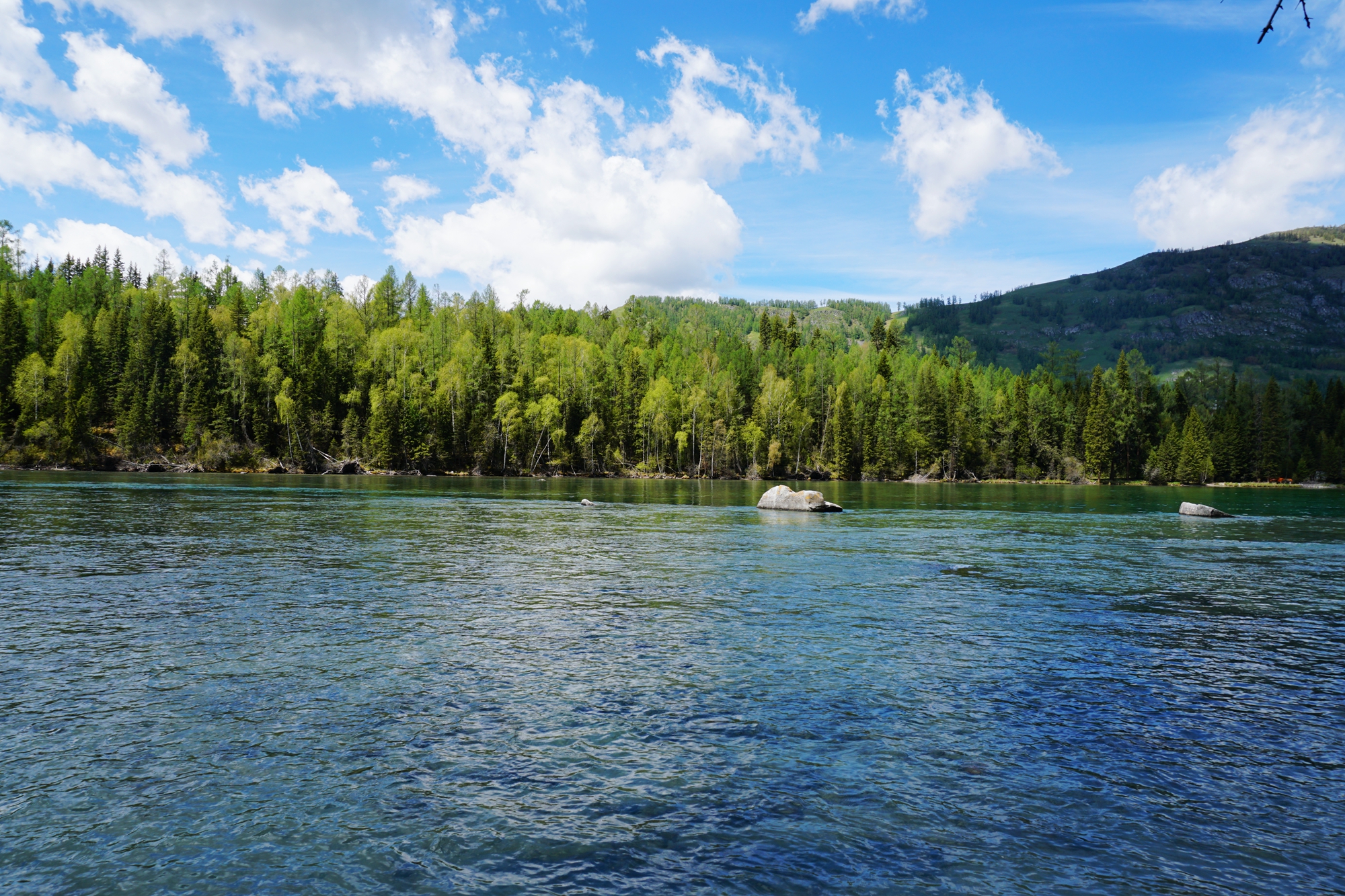 看这"天神的眼睛"清澈湛蓝,美得让人沉醉不知归路