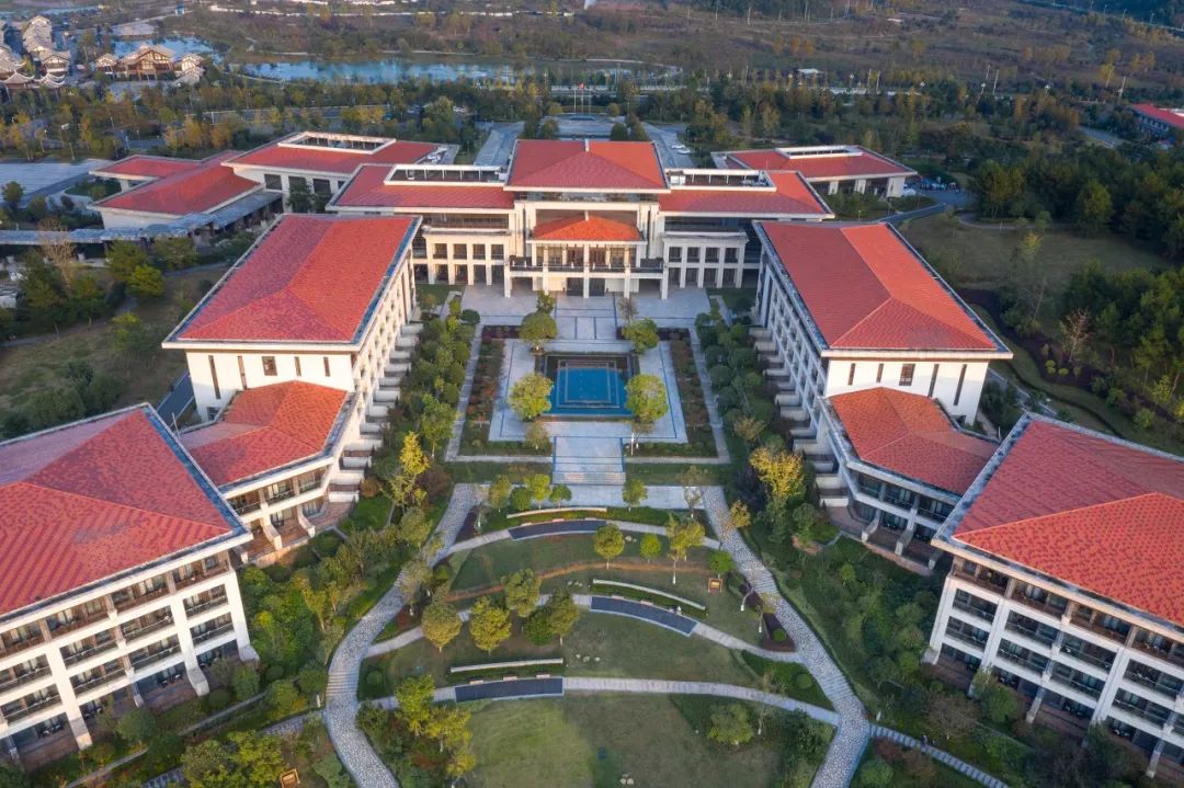 陈晏主持召开贵安新区管委会党组(扩大)会议