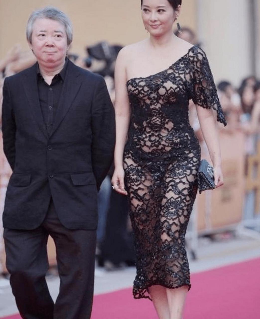 美人:袁立 旧事:2011年8月 2011年8月,袁立参加第14届华表奖颁奖典礼