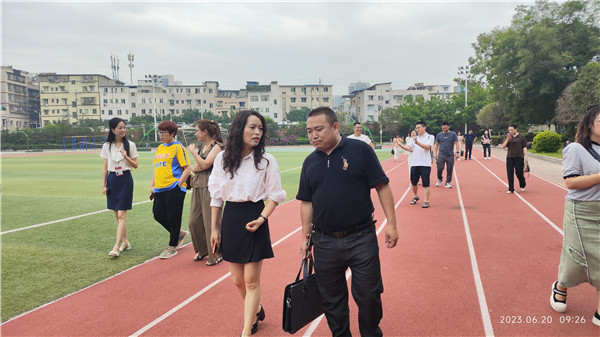 龙泉驿区十陵中学迎大英县教体局访问团到校参观交流