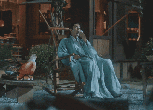 前三集的剧情基本上就是一人,一鸡逗闷子,过着李子柒式的田园生活.