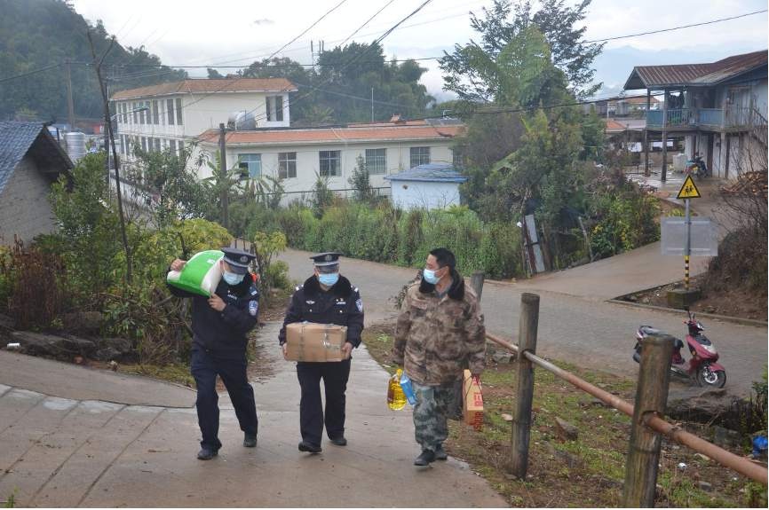 阖家团圆外,木嘎洋执勤点矗立在红旗下