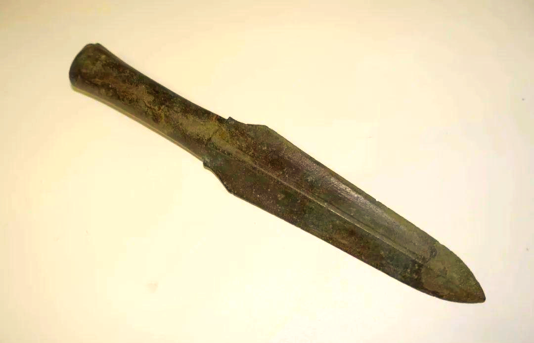 矛身细节仔细审视这件楚式青铜矛,可以发现其刃部打磨得十分精细,每一