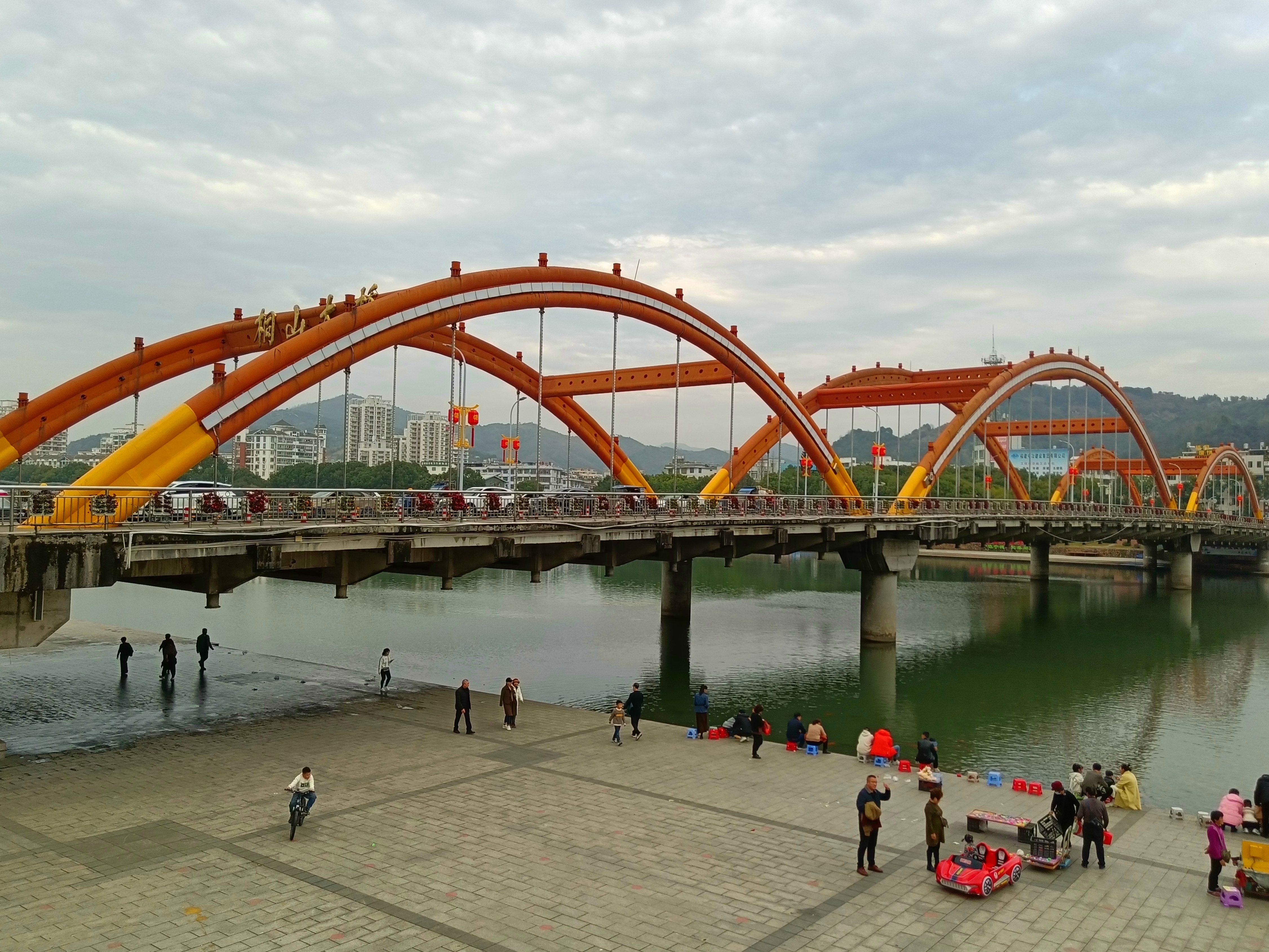 福建:来到福鼎桐山大桥,看桐山溪畔锦鲤,享悠哉氛围