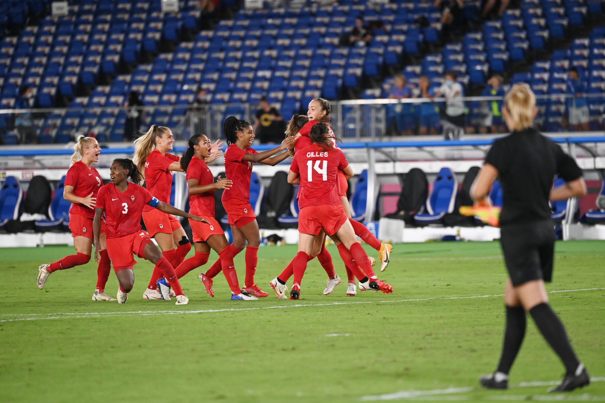 足球——女足决赛:加拿大夺冠