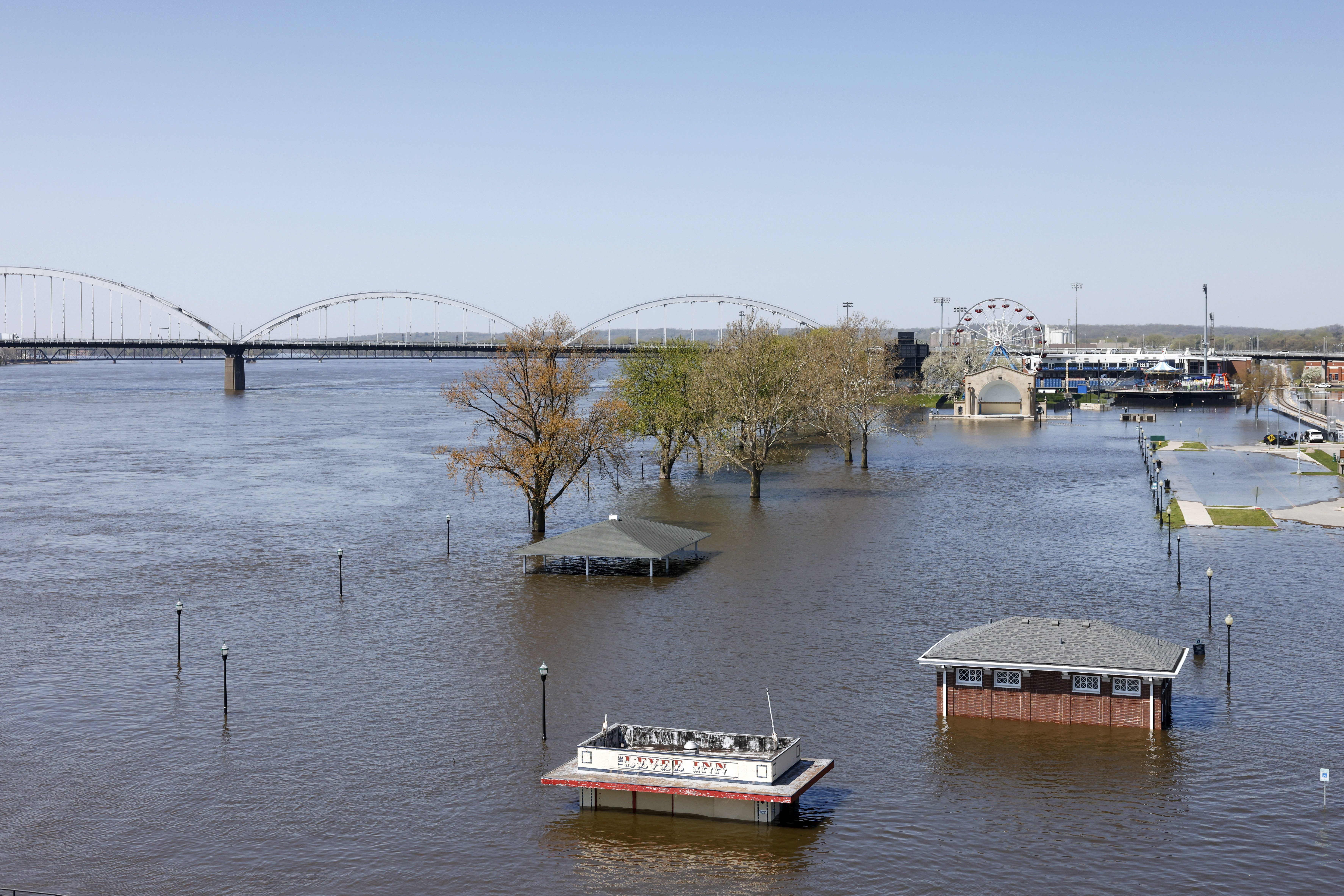 美国:密西西比河涨水引发洪灾