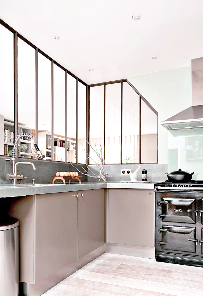 厨房玻璃隔断的多种创意,让你的厨房更显时尚与实用