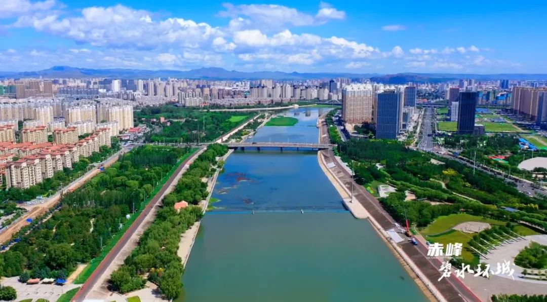 锡伯河  自西向东汇入赤峰城区 水似晴天天似水  穿行其间踏琉璃 城市