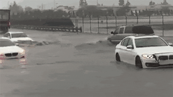 用车小知识丨暴雨天，道路积水怎样行车最安全？若水中熄火该如何处置？-有驾