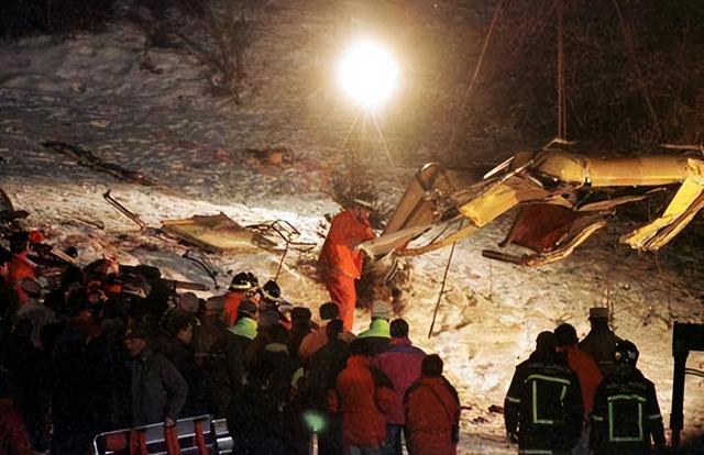 卡瓦莱塞惨案:美国战机切断缆车钢索,20人从80米高空摔落致死