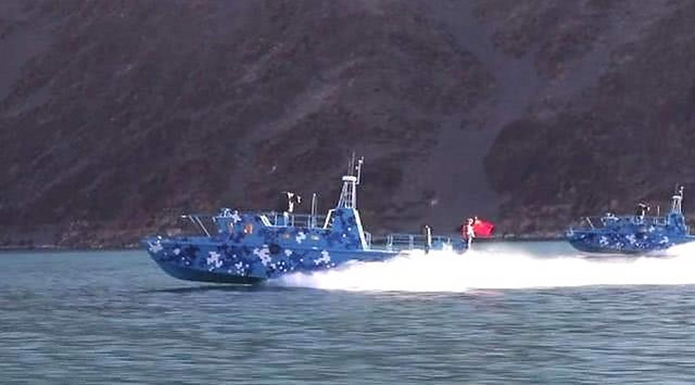 鲜见照片展现班公湖上对峙的惊险场景 近日,印度媒体流出的一张中印两