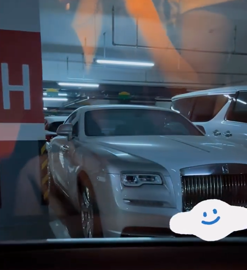 郭德纲座驾,473万,出行由侯震接送,同小区邻居开豪车的不少