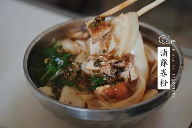 伴着滑溜溜的米粉或是卷粉 便成了当地人最爱的早点 卤鸡米线,卤