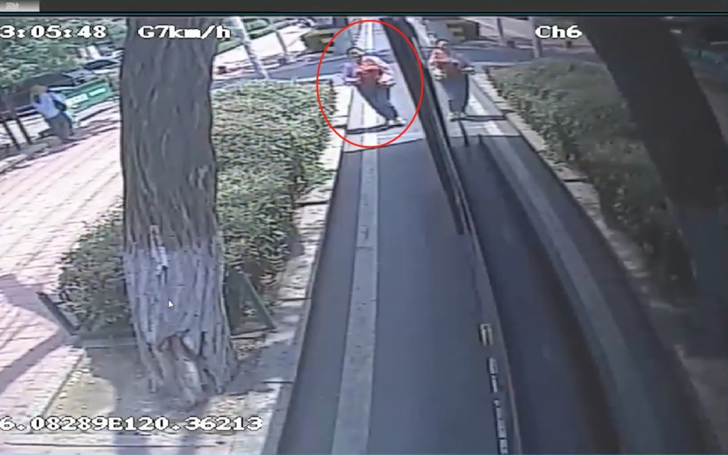 乘客着急赶车,公交司机耐心等候获赞!