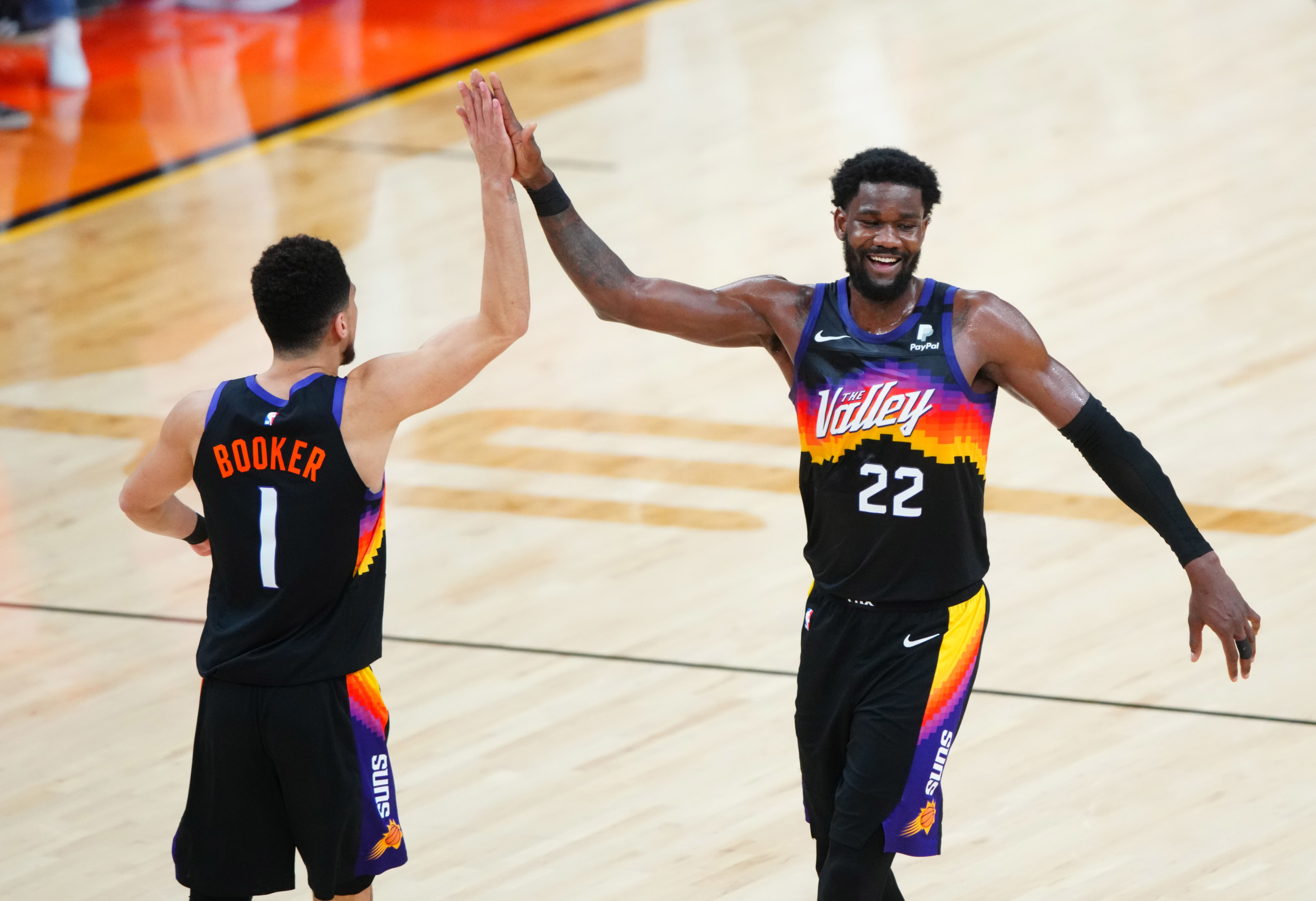 詹皇15 7创纪录,太阳打崩湖人领先23分!威少9 1,艾顿布克38 13