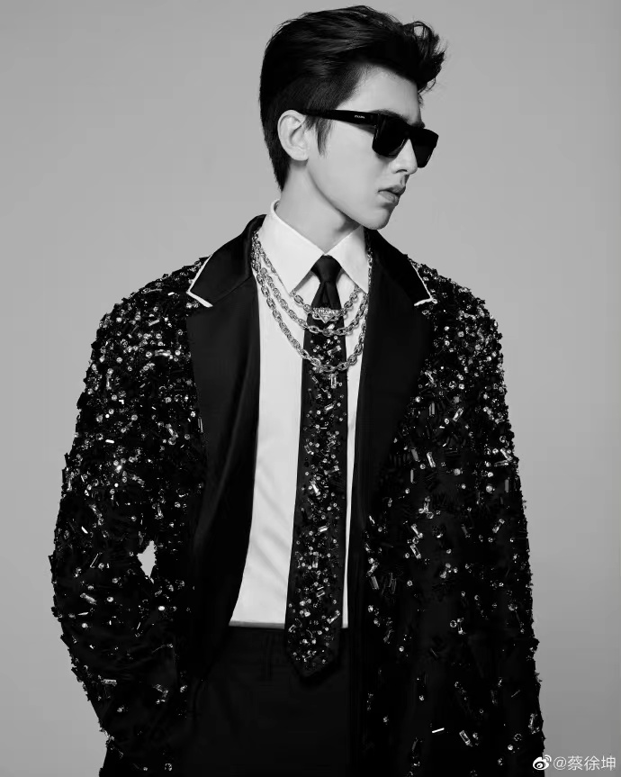 蔡徐坤和猫咪对视!