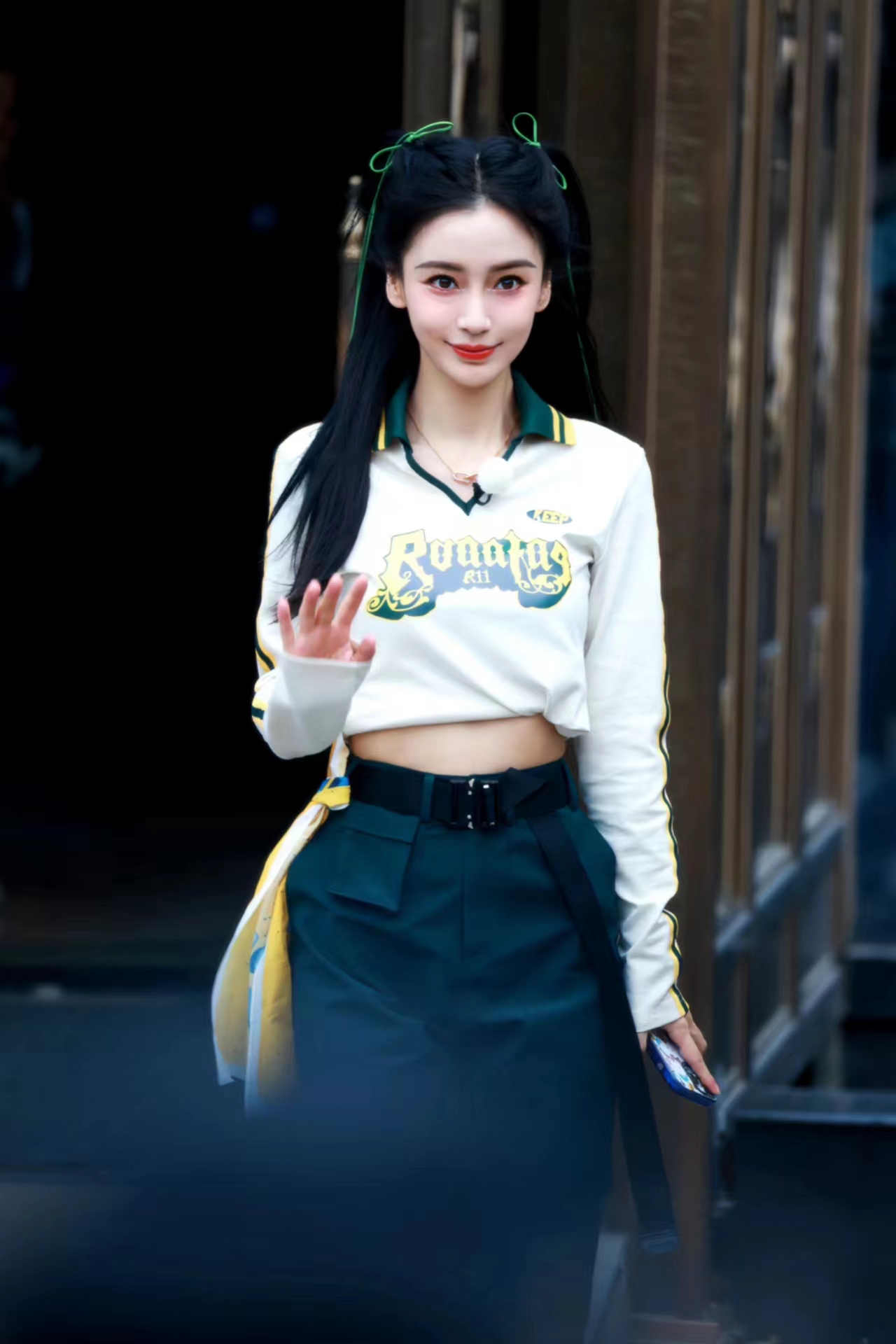 杨颖《奔跑吧》上班路透,翻领t恤搭工装裤,甜酷又减龄!