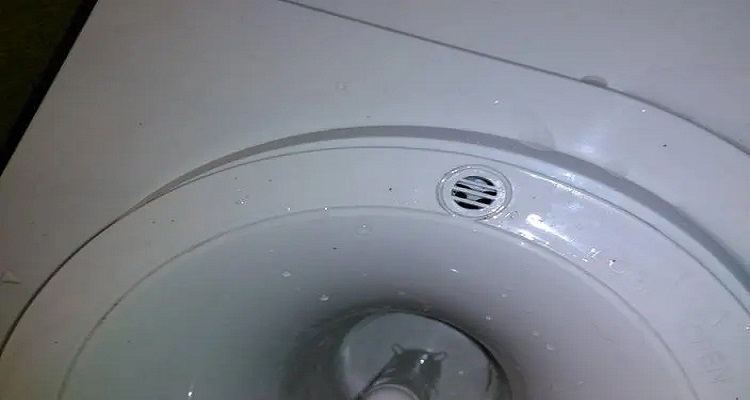 饮水机漏水从上面溢出是为什么