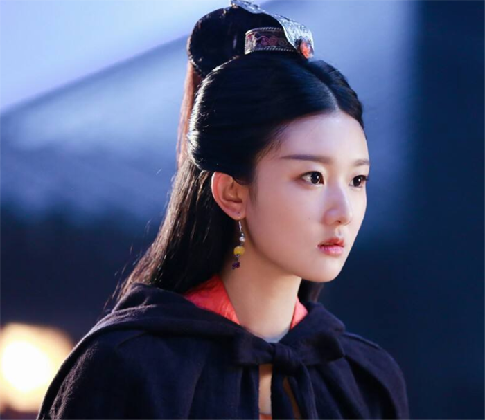 被杨幂力捧的4位女星,前三位已大火,看到05后的她:等你爆红