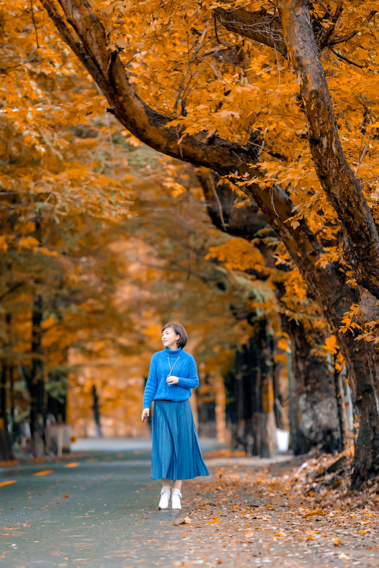 2,手拿树叶 背景虚化