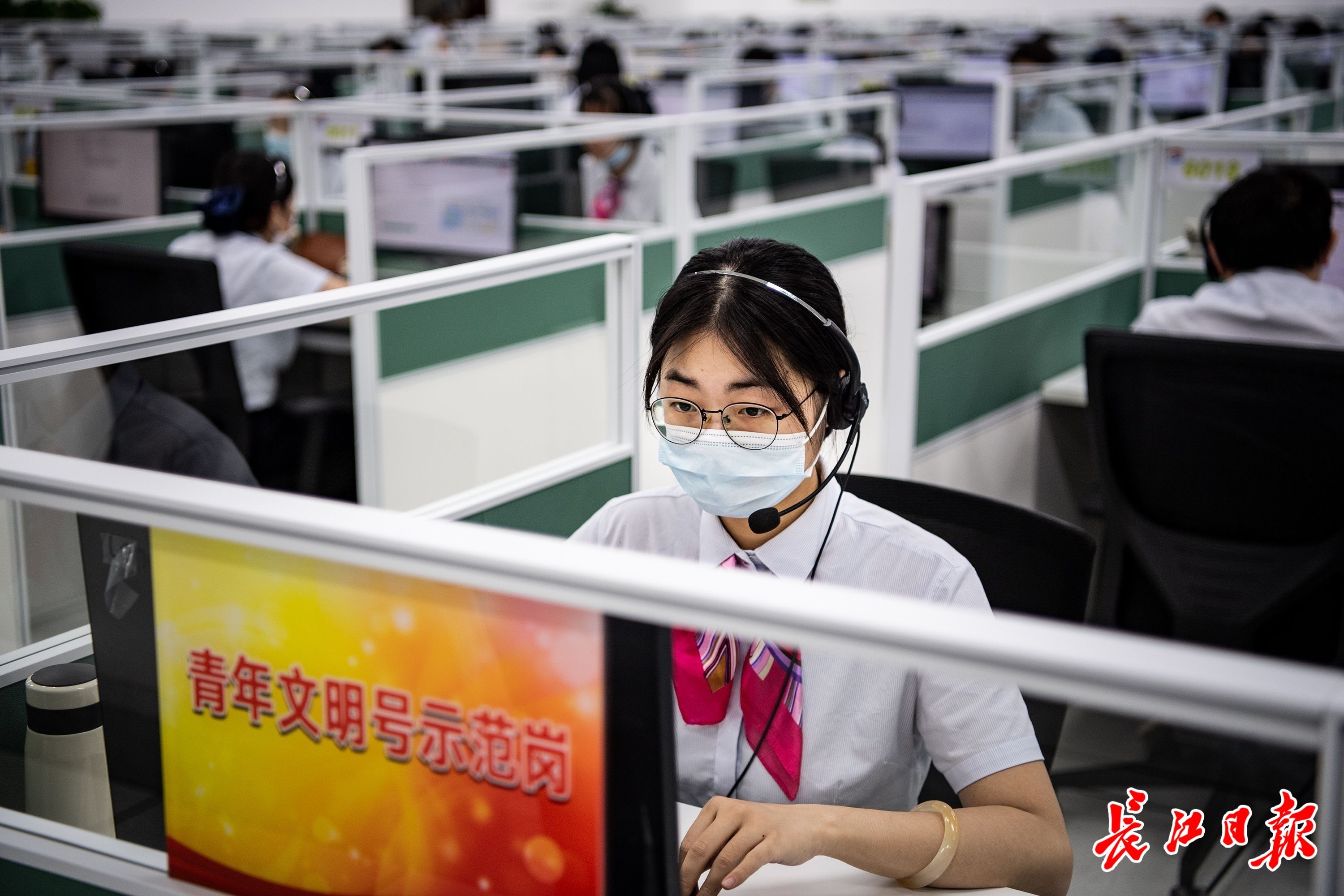 "人民满意的公务员集体"武汉市民服务热线办公室:当好党委政府为民