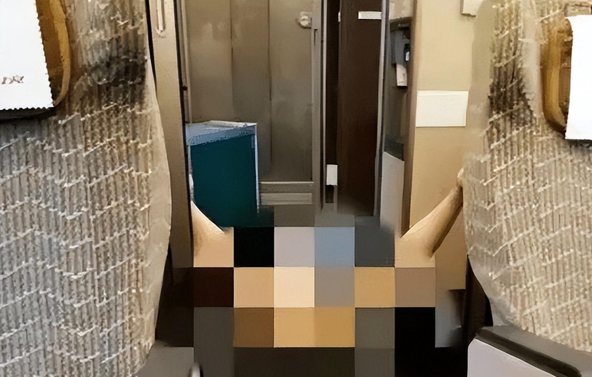 回顾湖北女子"一丝不挂"大闹高铁,当众表演全裸劈叉,惊呆乘客