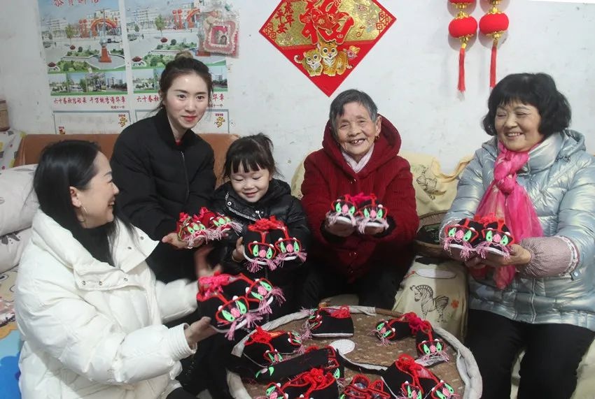 「网络中国节·春节」"守艺人"方国华:手缝虎头鞋 赠人送祝福