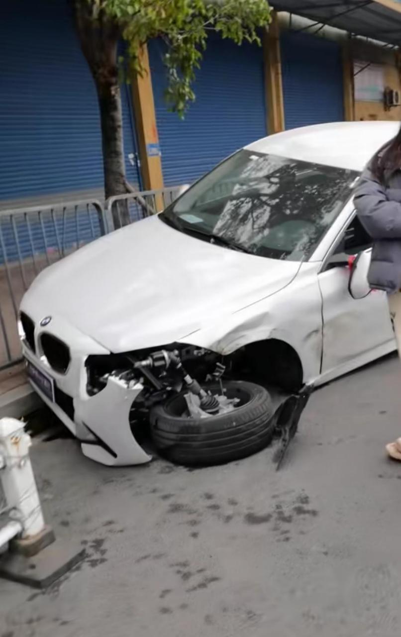 刚提的宝马车,前轱辘就被撞掉了,感觉这车是纸糊的,一点都不经撞.