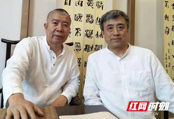 郭勇孝与北大教授刘丰进行姓氏文化交流