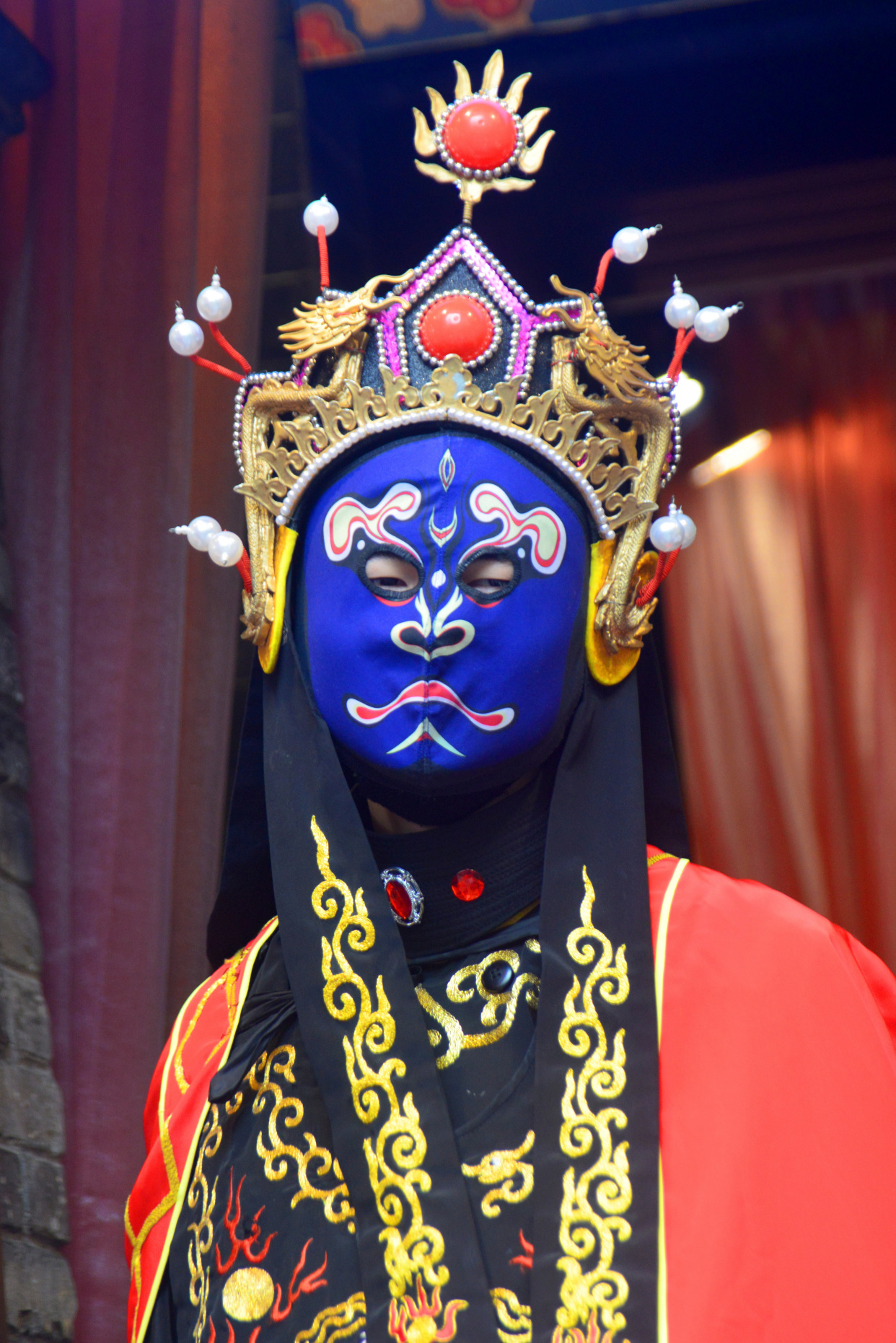 在成都街头吃火锅,也能欣赏到川剧变脸