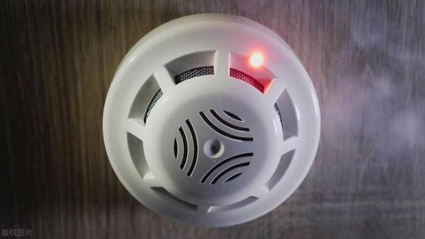 烟雾报警器是保障家庭安全不可或缺的设备,当其红灯持续亮起时,可能由
