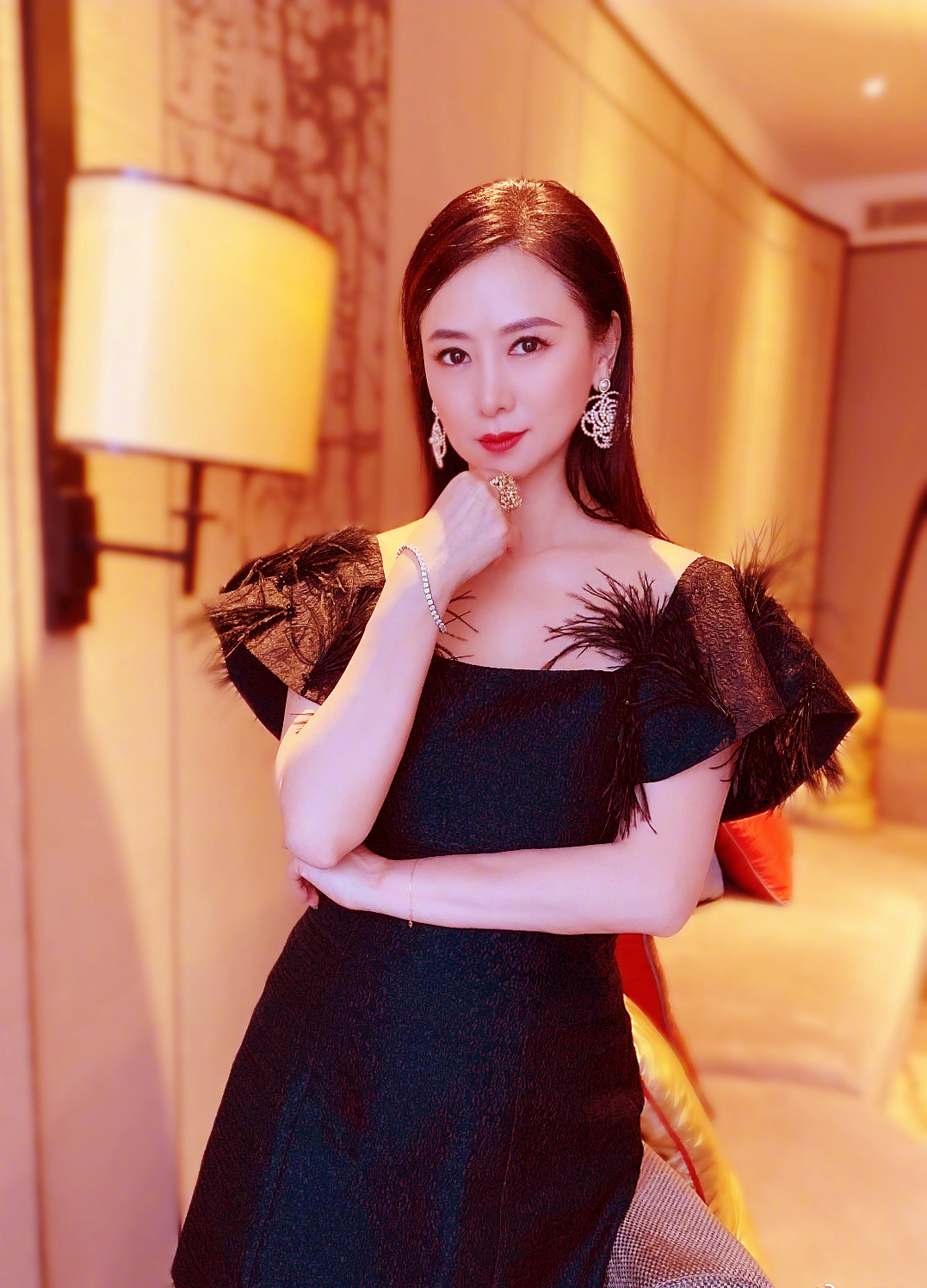 遭遇骗婚全是泪,一代女神翁虹再婚嫁小丈夫,爱上大上海