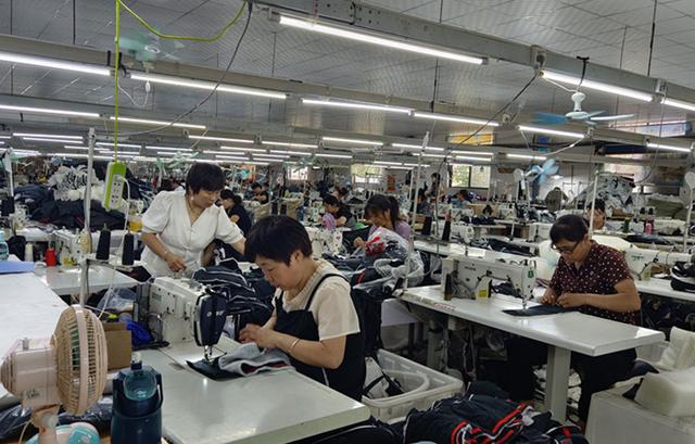 虞城县店集乡:家门口的服装厂让村民挣钱顾家两不误
