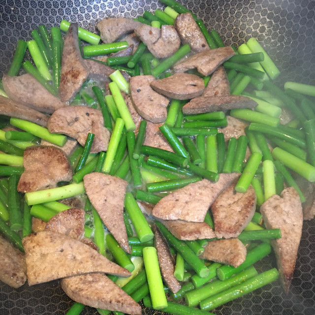 蒜苔炒猪肝,清甜脆爽,非常的美味!