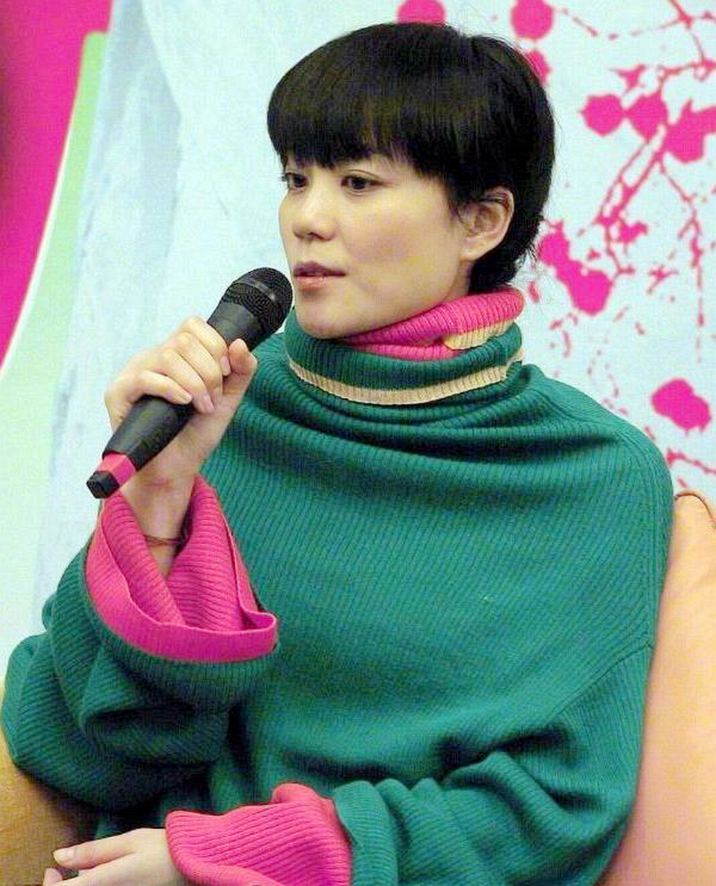 王菲惊艳新发型!谢霆锋赞:张柏芝还不到42岁!