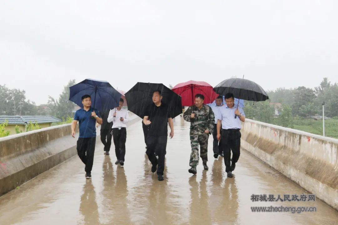 梁万涛巡河并检查河道防汛工作