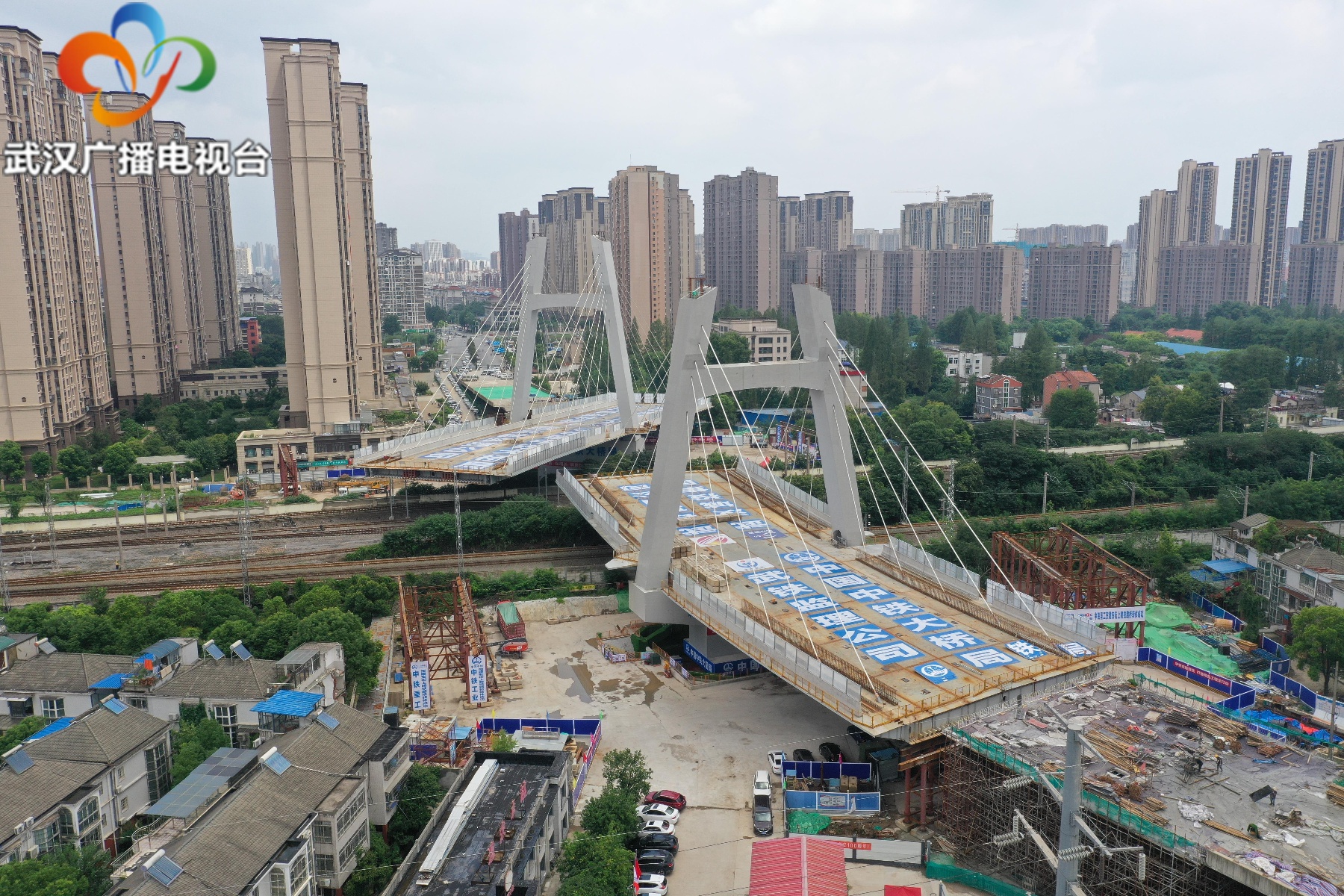 建安街上跨铁路桥完成"空中转体" 白沙洲至南湖车程将缩短至5分钟