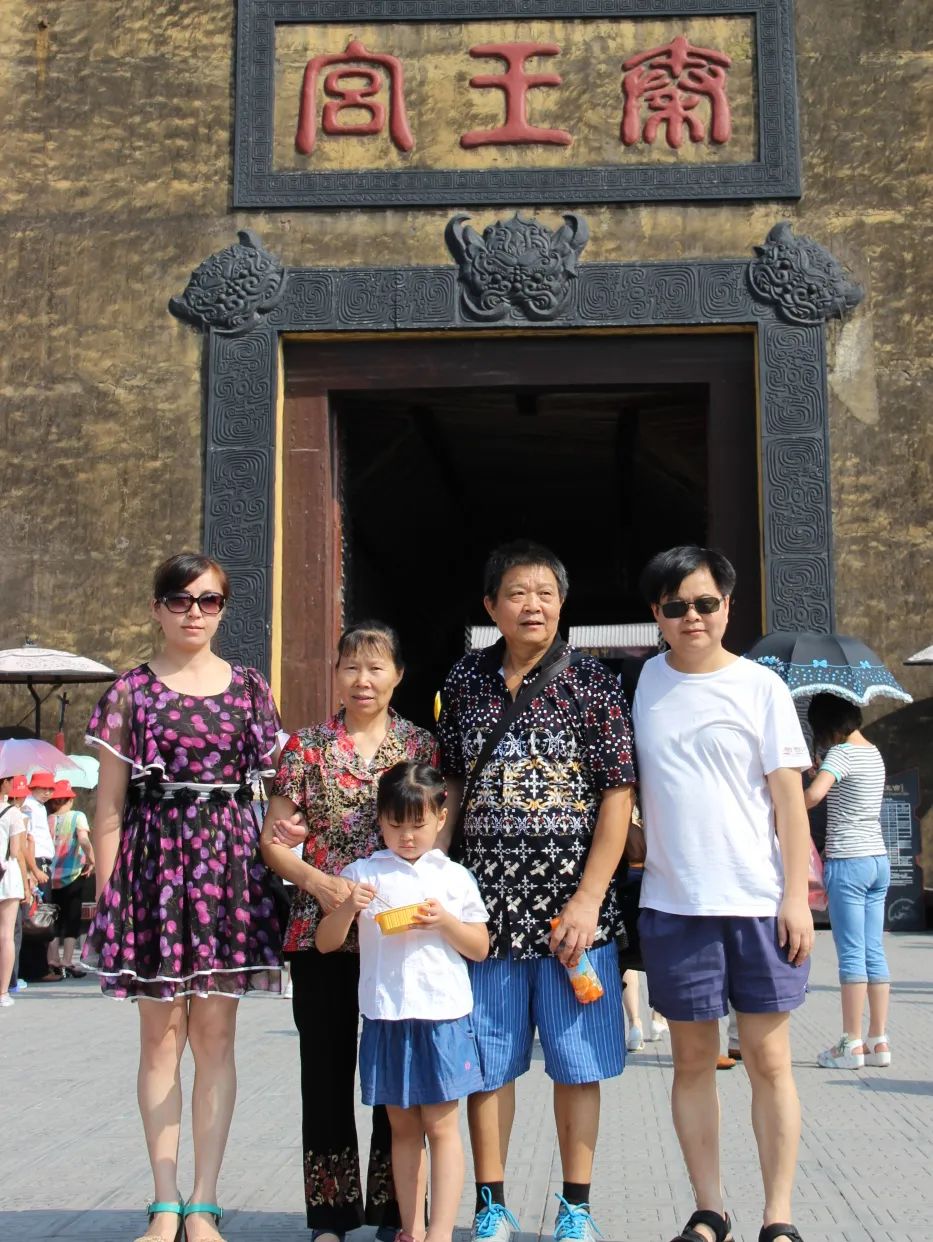 余长花家庭的家训是"勤俭持家,遵规守法,实干争先".