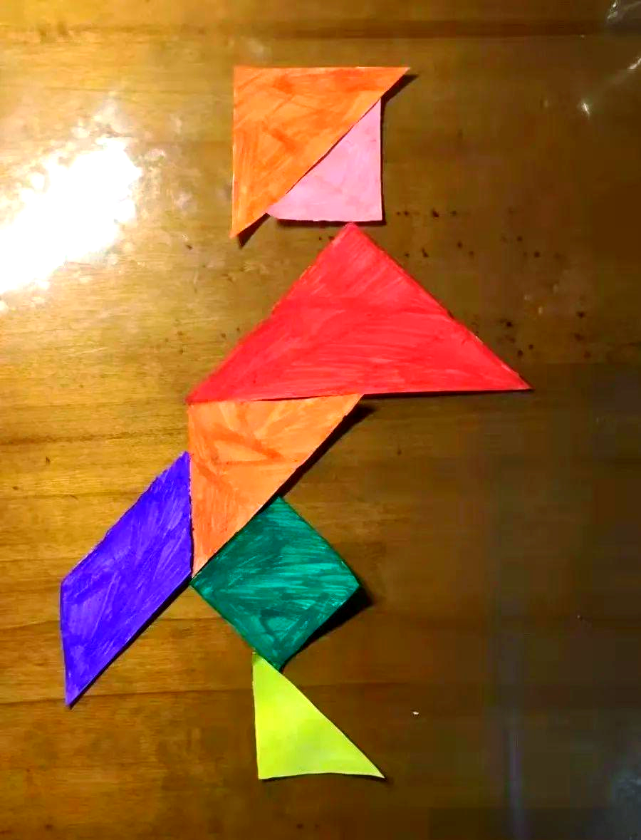 学生们巧妙地运用七巧板,将那个守在树旁等待兔子撞死的农夫形象生动