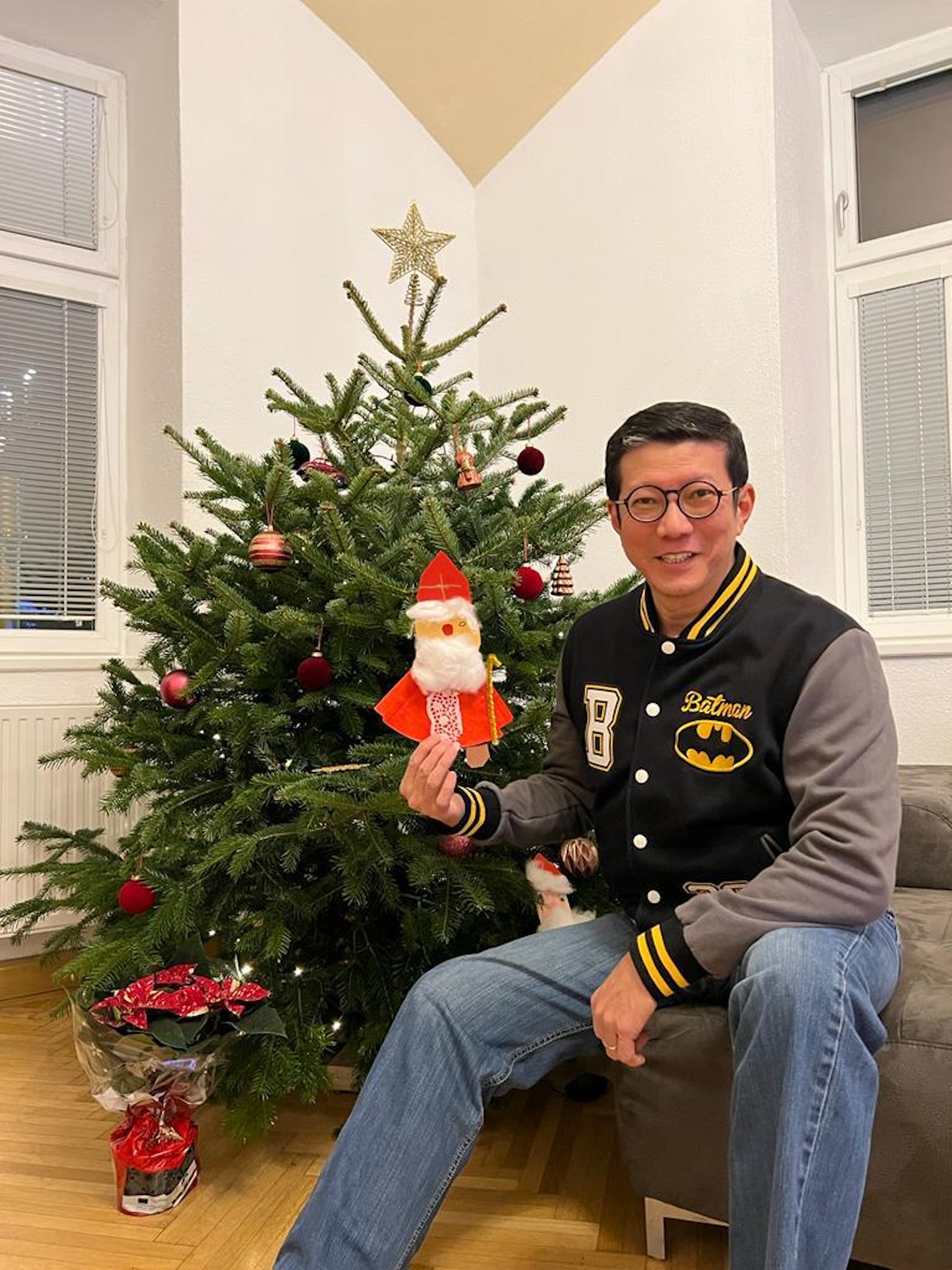 60岁港星杨英伟全家移民国外!再获三年居留权,停车费两年2000多