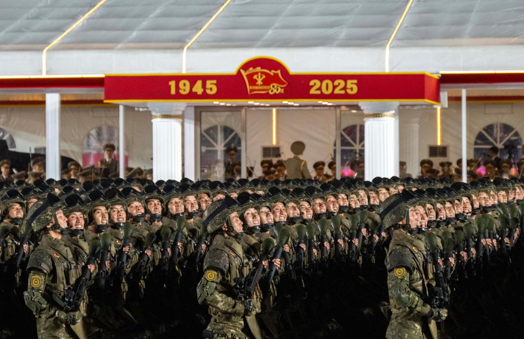 朝鲜举行盛大阅兵式,高清大图来了