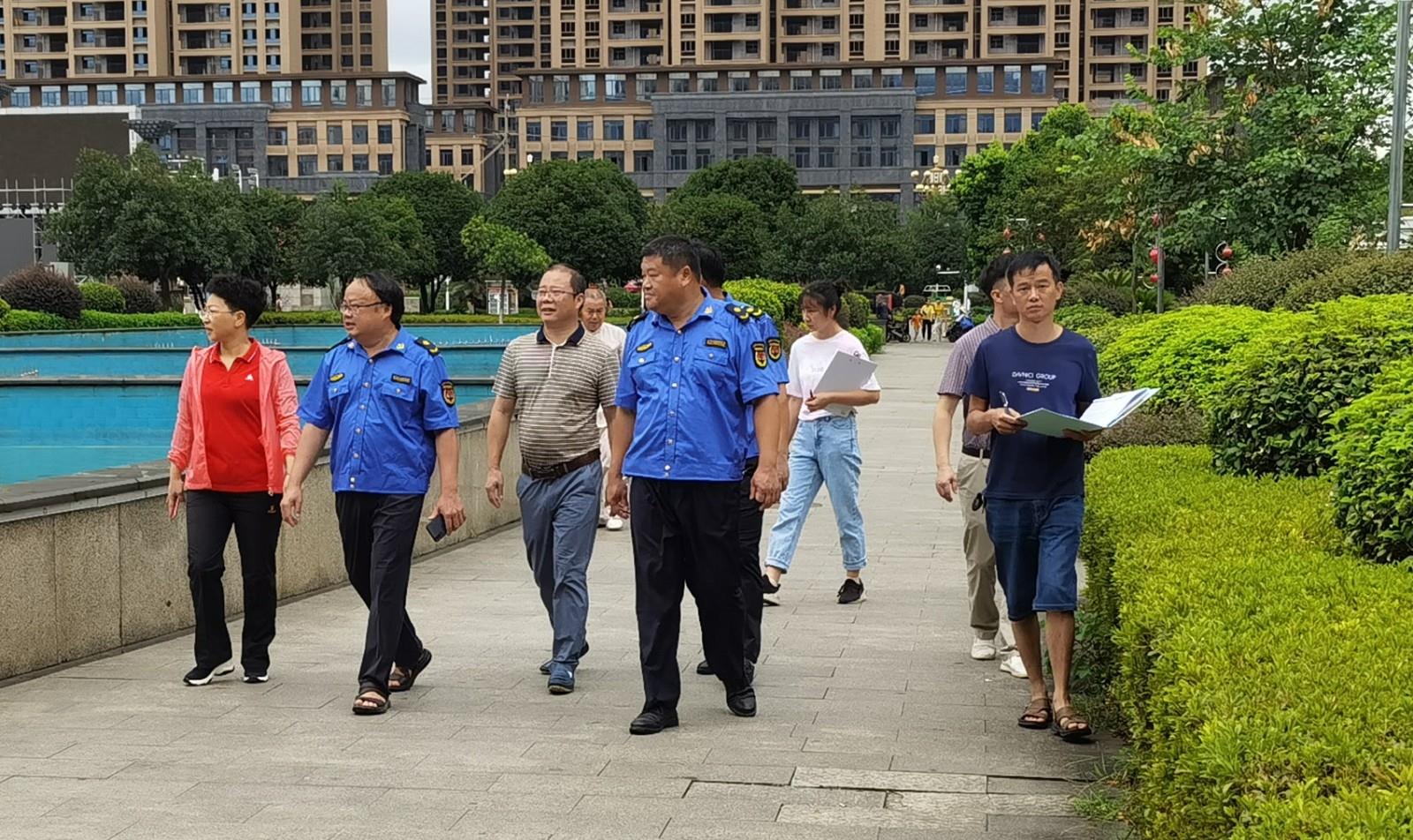 何智英督导三蓝广场管理工作