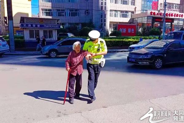 攙扶老人過馬路 小小舉動暖人心