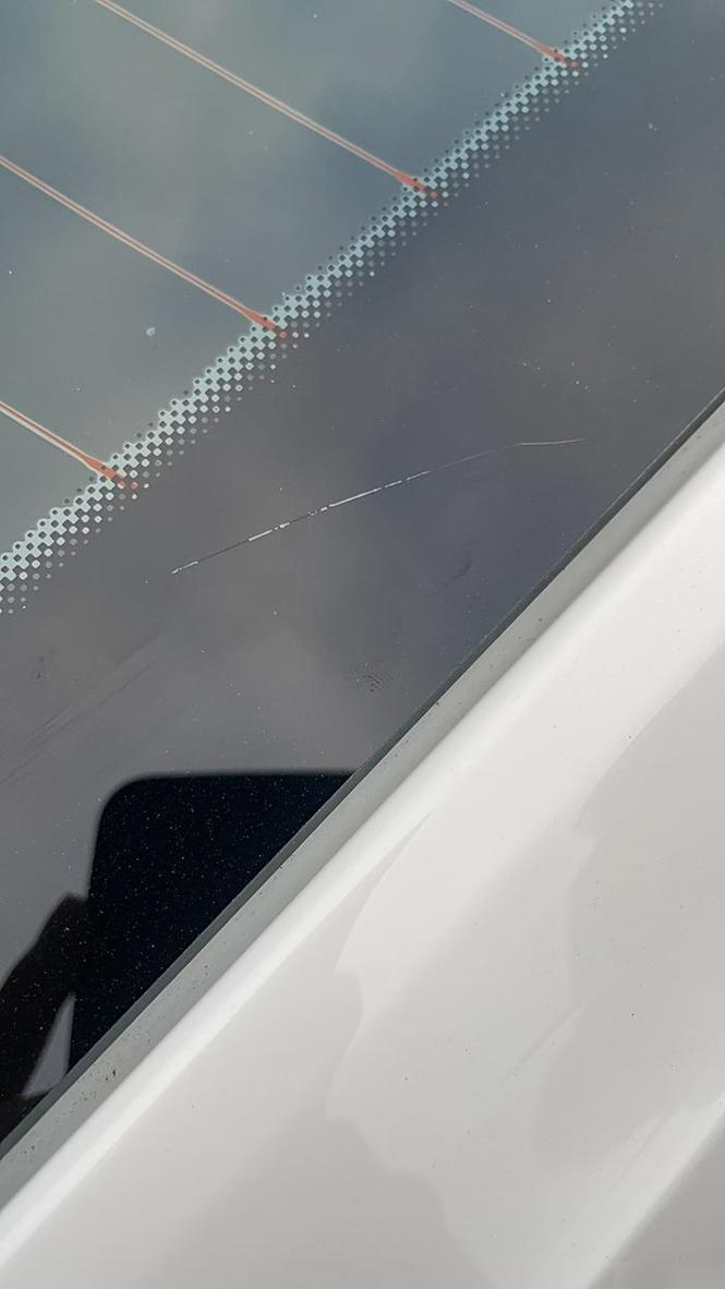 阳光照射下前挡风玻璃出现划痕了吗