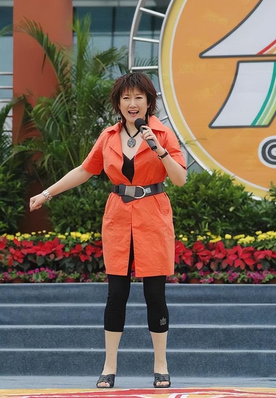 刘璐是央视的第一女主持人,从一位普通的农村女孩到央视的当家主持人